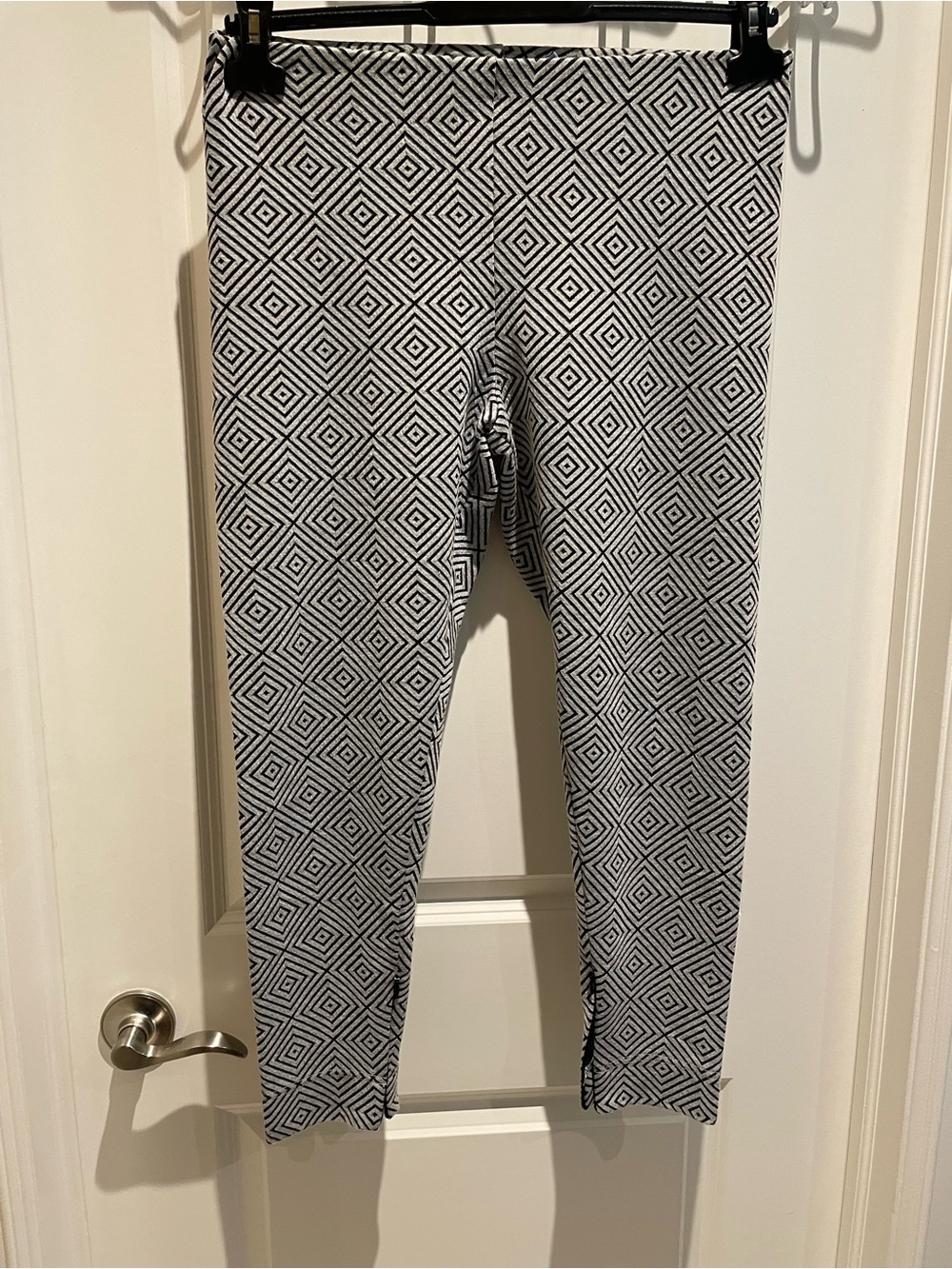 Geometric Print Leggings in Black and White